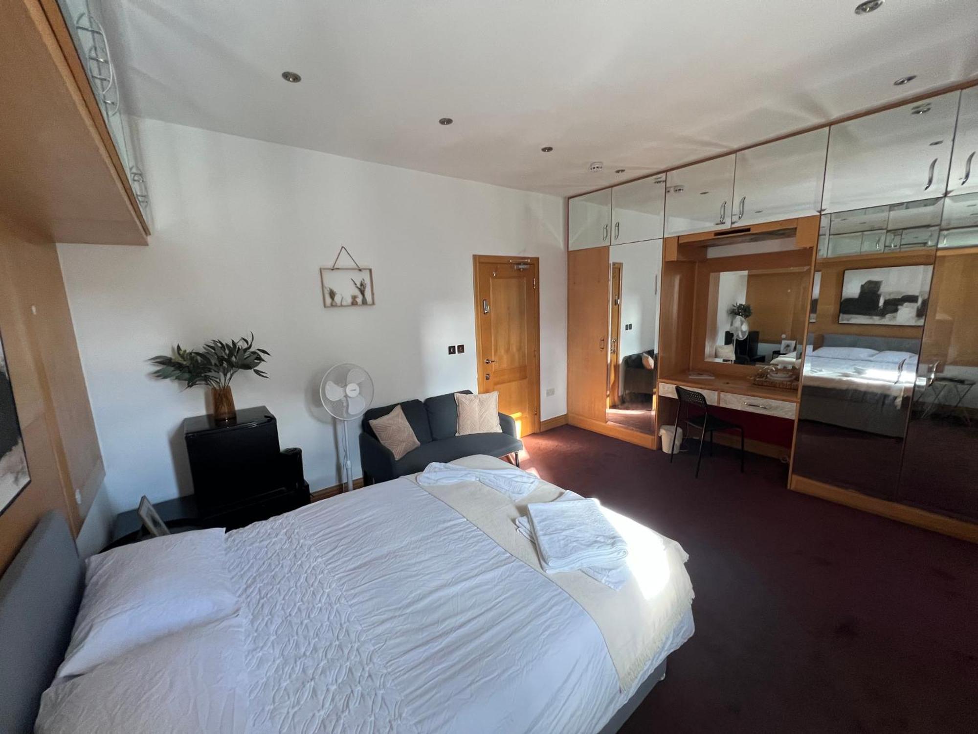 Проживание в семье Camden 2 *